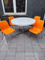 Vintage ronde eettafel met 4 plastic stoelen, Antiek en Kunst, Curiosa en Brocante, Ophalen