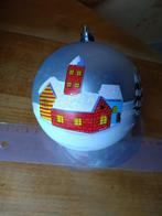 2 kerstballen diam 10cm kerstboom kersthuisje kerk +NIEUW+, Ophalen of Verzenden, Nieuw