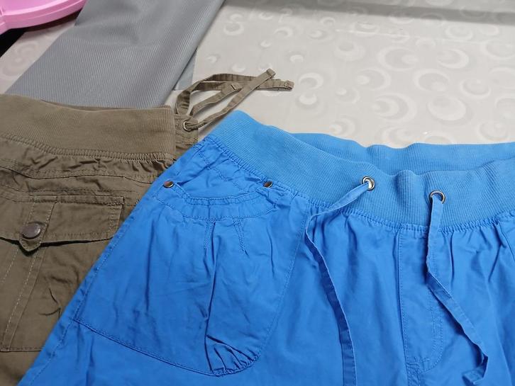 2 bermuda's - Maat : 38/40, Kleding | Dames, Broeken en Pantalons, Gedragen, Maat 38/40 (M), Overige kleuren, Driekwart, Ophalen