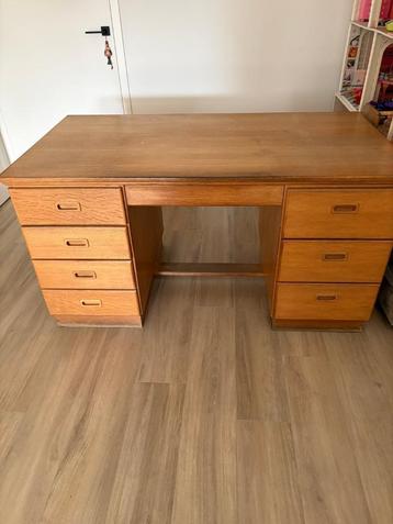 praktische klassieke bureau beschikbaar voor biedingen