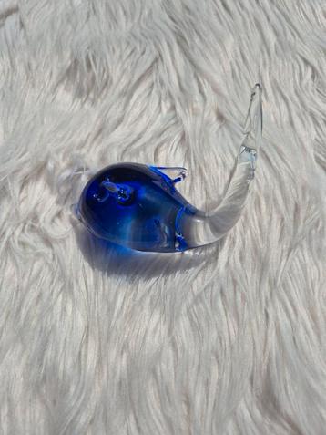 Glazen dolfijn beschikbaar voor biedingen