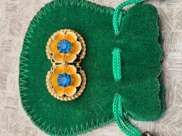 Vintage unieke  vergulde bloem broche met blauwe stenen  beschikbaar voor biedingen