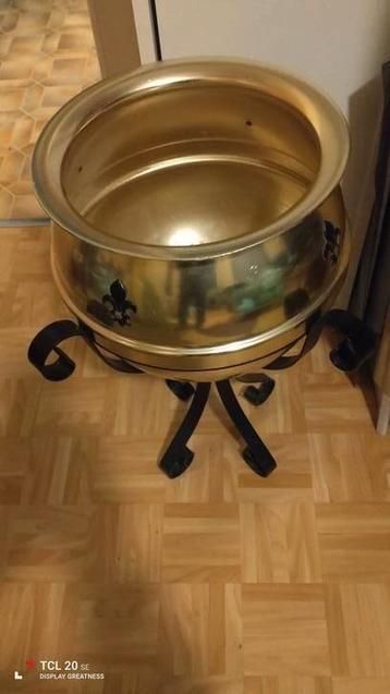 Cache pot en métal doré style laiton pied en acier forgé.  beschikbaar voor biedingen