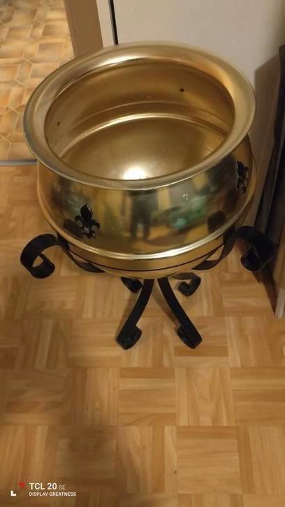 Cache pot en métal doré style laiton pied en acier forgé., Antiek en Kunst, Antiek | Brons en Koper, Ophalen