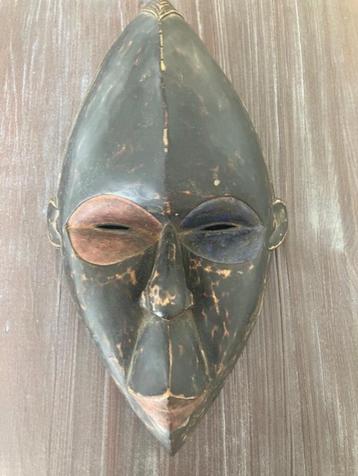 afrikaans masker beschikbaar voor biedingen