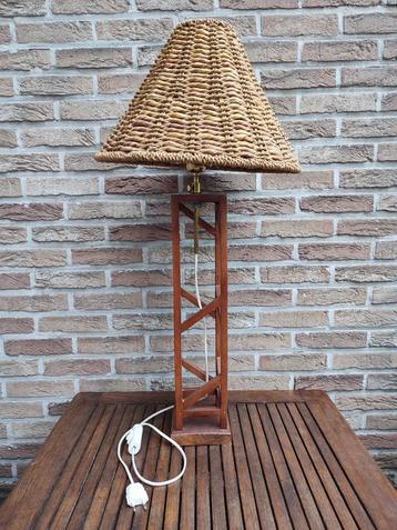 Lampadaire sur pied en bois beschikbaar voor biedingen