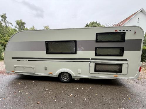 Adria Adora 573PT, Caravans en Kamperen, Caravans, Particulier, meer dan 6, 1500 - 2000 kg, Adria, Frans bed, Omvormbare zithoek