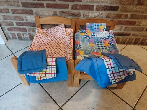 2 houten poppenbedjes + 4 setjes beddengoed, Kinderen en Baby's, Speelgoed | Poppen, Gebruikt, Ophalen