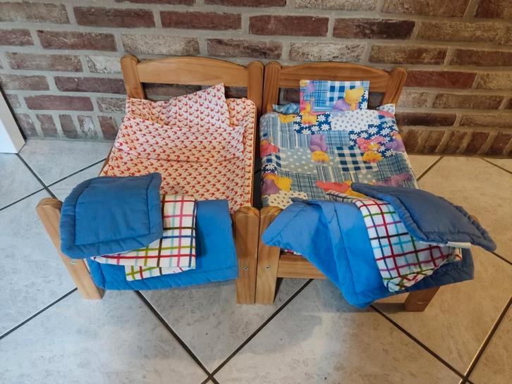 2 houten poppenbedjes + 4 setjes beddengoed, Kinderen en Baby's, Speelgoed | Poppen, Gebruikt, Ophalen