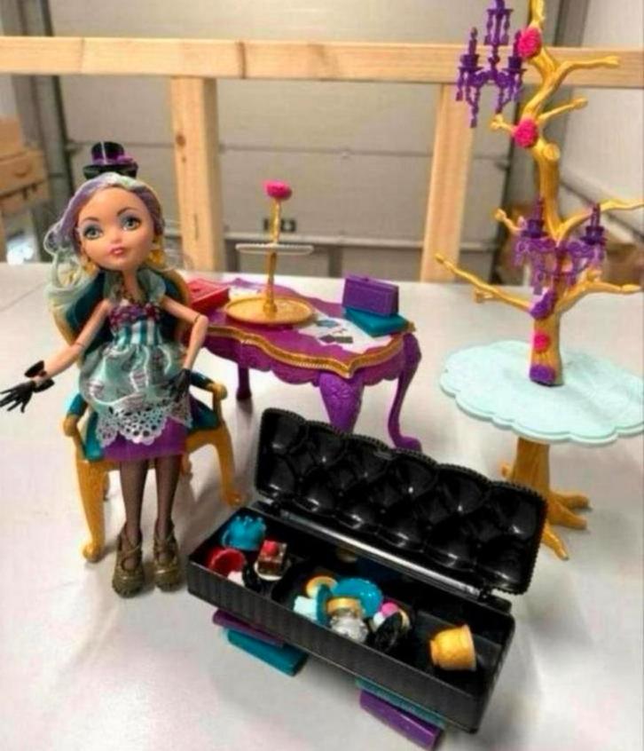Ever After High Madeline Hatter Hat-Tastic Tea Party pop set, Verzamelen, Poppen, Zo goed als nieuw, Pop, Ophalen of Verzenden