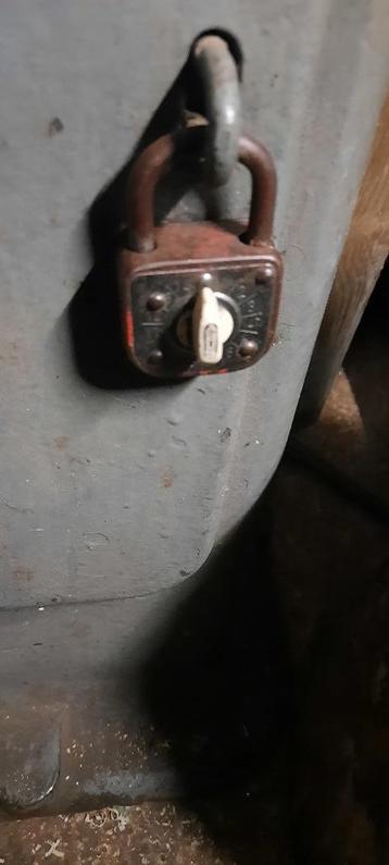 Antiek hangslot met cijfers. beschikbaar voor biedingen