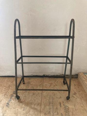 Industrieel vintage garage rek beschikbaar voor biedingen