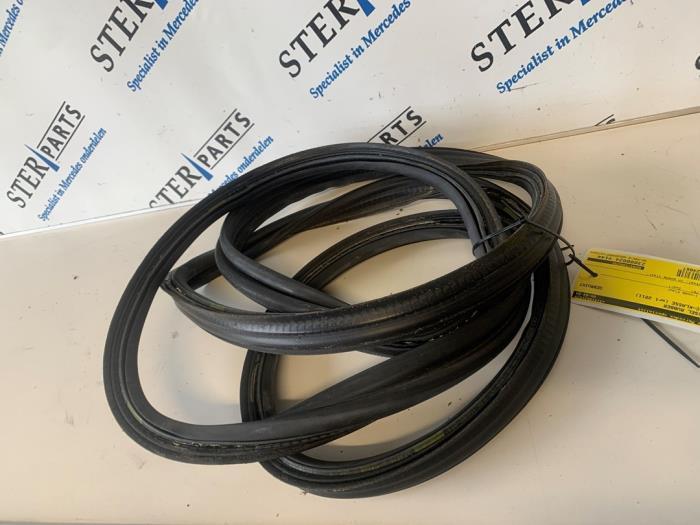 Kofferdeksel Rubber van een Mercedes C-Klasse, Auto-onderdelen, Carrosserie, Mercedes-Benz, Gebruikt, 3 maanden garantie, Ophalen of Verzenden
