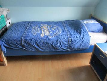 Eenpersoonsbed, commode, bureau beschikbaar voor biedingen