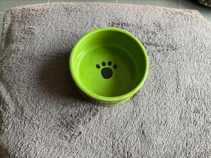 2 grote drinkbakken,groen, keramiek, Animaux & Accessoires, Nourriture & Bols pour chiens, Comme neuf, Enlèvement ou Envoi