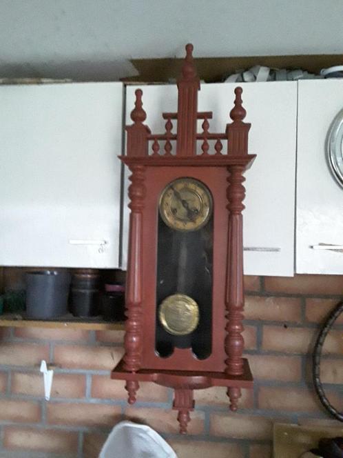 HANGKLOK MET HOUTEN DRAAIWERK   50 euro, Huis en Inrichting, Woonaccessoires | Klokken, Ophalen