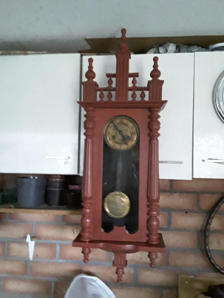 HANGKLOK MET HOUTEN DRAAIWERK, Huis en Inrichting, Woonaccessoires | Klokken, Ophalen