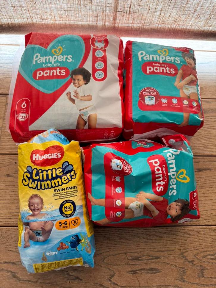 petit lot de 90 langes Pampers & Huggies, Kinderen en Baby's, Badjes en Verzorging, Nieuw, Overige typen, Overige merken, Ophalen of Verzenden