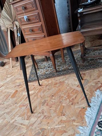 Vintage bijzettafeltje  beschikbaar voor biedingen