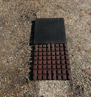 Rubberen tegels ca 50x50x4,5 speeltoestel stal dak ruim 30m2 beschikbaar voor biedingen