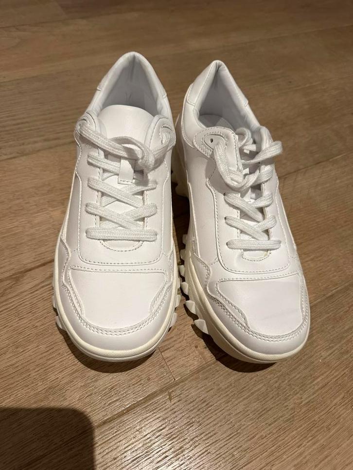 Wiite sneakers Bershka. Nieuw.maat 39, Kleding | Dames, Schoenen, Nieuw, Sneakers, Wit, Ophalen of Verzenden