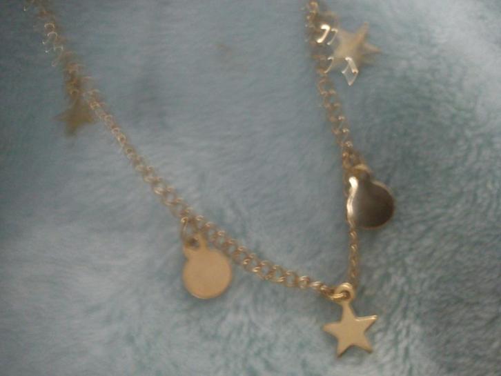 Verguld armbandje met bedeltjes sterretjes, Handtassen en Accessoires, Armbanden, Nieuw, Goud, Goud, Met bedels of kralen, Ophalen of Verzenden