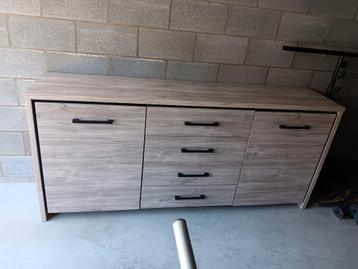 dressoir grijze eik kleur beschikbaar voor biedingen