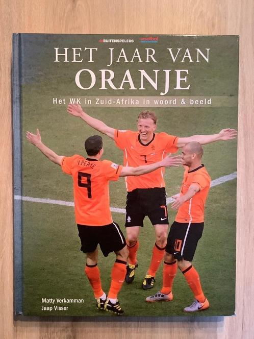 Het Jaar Van Oranje Het Wk In Zuid-Afrika In Woord En Beeld, Livres, Livres de sport, Comme neuf, Sport de ballon, Enlèvement ou Envoi