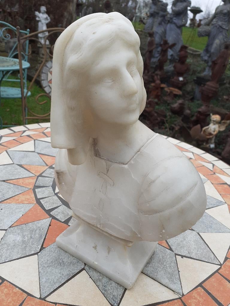 MARMEREN BUSTE GESIGNEERD OP EEN SOKKEL VAN EEN ELEGANTE, Antiek en Kunst, Kunst | Beelden en Houtsnijwerken, Ophalen of Verzenden