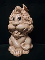 Keramische spaarpot leeuw met vlindertje, Collections, Tirelires, Enlèvement ou Envoi, Comme neuf, Pierre, Poterie ou Céramique