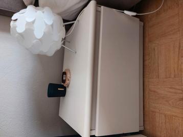 2 witte nachttafels met lade beschikbaar voor biedingen