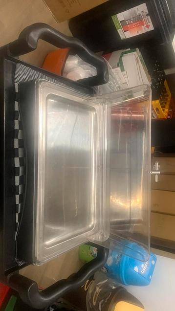 2 Gekoelde presenteerboxen beschikbaar voor biedingen