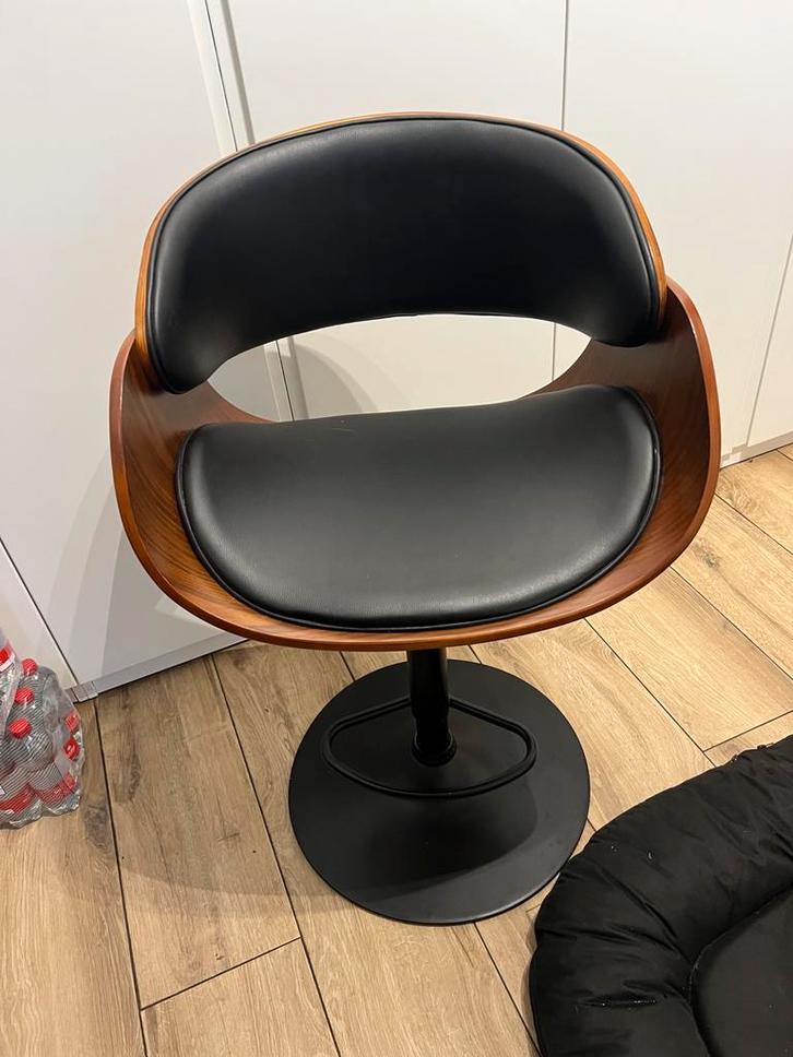 Stijlvolle barkruk met een houten frame 4 stuks, Huis en Inrichting, Stoelen, Zo goed als nieuw, Vier, Ophalen