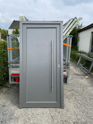 Te koop voordeur in zeer goede staat beschikbaar voor biedingen
