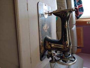 Getransformeerde naaimachinetafel en compleet meubilair beschikbaar voor biedingen