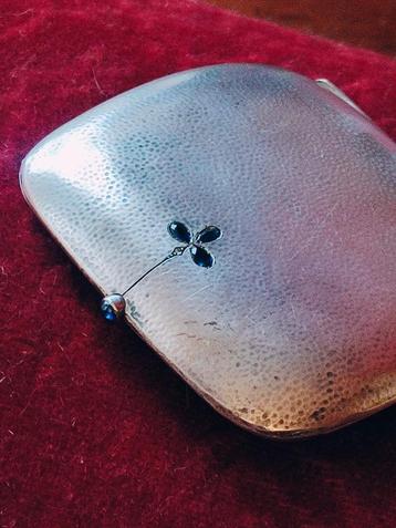 Verguld zilveren doosje met saffieren en diamant beschikbaar voor biedingen