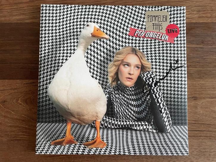 Vinyl 2LP Pommelien Thijs Per Ongeluk Live ROOD GESIGNEERD, Cd's en Dvd's, Vinyl | Nederlandstalig, Nieuw in verpakking, Pop, 12 inch