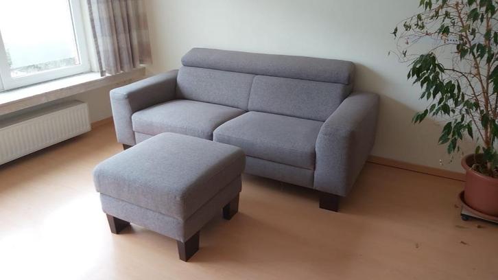 Grijze zetel met voetbankje, Huis en Inrichting, Fauteuils, Zo goed als nieuw, Stof, Ophalen