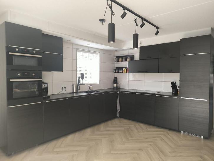 Moderne mat zwarte hoekkeuken+GEDEMONTEERD DIRECTBESCHIKBAAR, Huis en Inrichting, Keuken | Complete keukens, Zo goed als nieuw