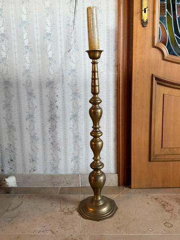 Antieke koperen kandelaar beschikbaar voor biedingen