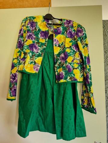 Vintage meisjesensemble met gebloemd vestje en rok beschikbaar voor biedingen