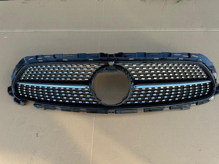 Calandre d'un Mercedes E-Klasse, Autos : Pièces & Accessoires, Carrosserie & Tôlerie, Mercedes-Benz, Utilisé, 3 mois de garantie