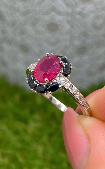 Prachtige sterling zilveren ring met robijn en zwarte spinel beschikbaar voor biedingen