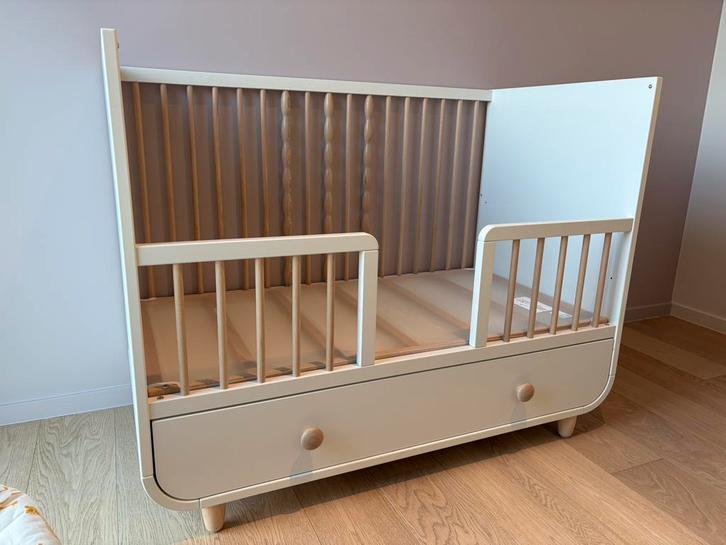 Mooie babykamer - Myllra bed & commode, Aerosleepmatras, Kinderen en Baby's, Kinderkamer | Complete kinderkamers, Zo goed als nieuw
