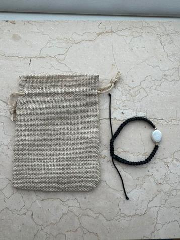 Bracelet tressé noir avec perle nacrée et pochette, Enlèvement ou Envoi, Avec bracelets à breloques ou perles, Utilisé, Autres matériaux