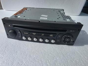 Autoradio uit een Peugeot 207cc. Werkt perfect! beschikbaar voor biedingen