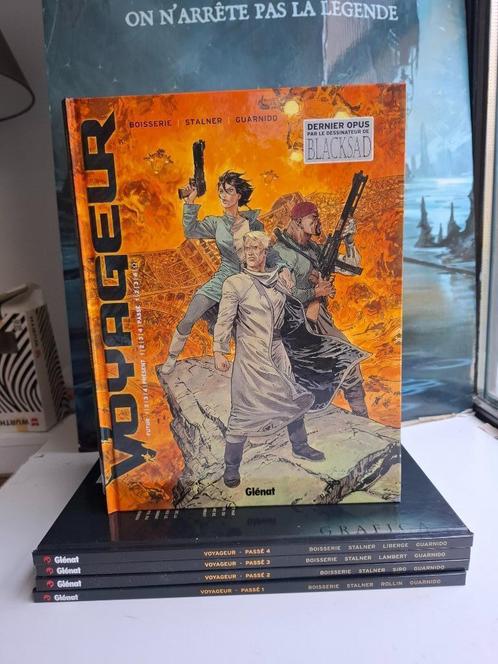 VOYAGEUR CYCLE "PASSE" TOMES 1 à 4 + OMEGA TBE TOUS EO!, Boeken, Stripverhalen, Zo goed als nieuw, Complete serie of reeks, Ophalen of Verzenden