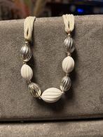 Très beau collier perles blanches et argentées, Handtassen en Accessoires, Kettingen, Overige materialen, Gebruikt, Wit