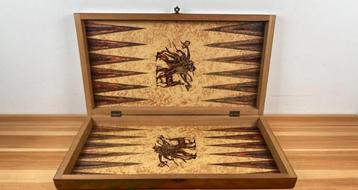 Houten handgemaakte backgammon bord en figuren beschikbaar voor biedingen
