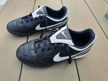 Nieuwe voetbalschoenen Nike (zonder noppen /binnen) maat 38 beschikbaar voor biedingen